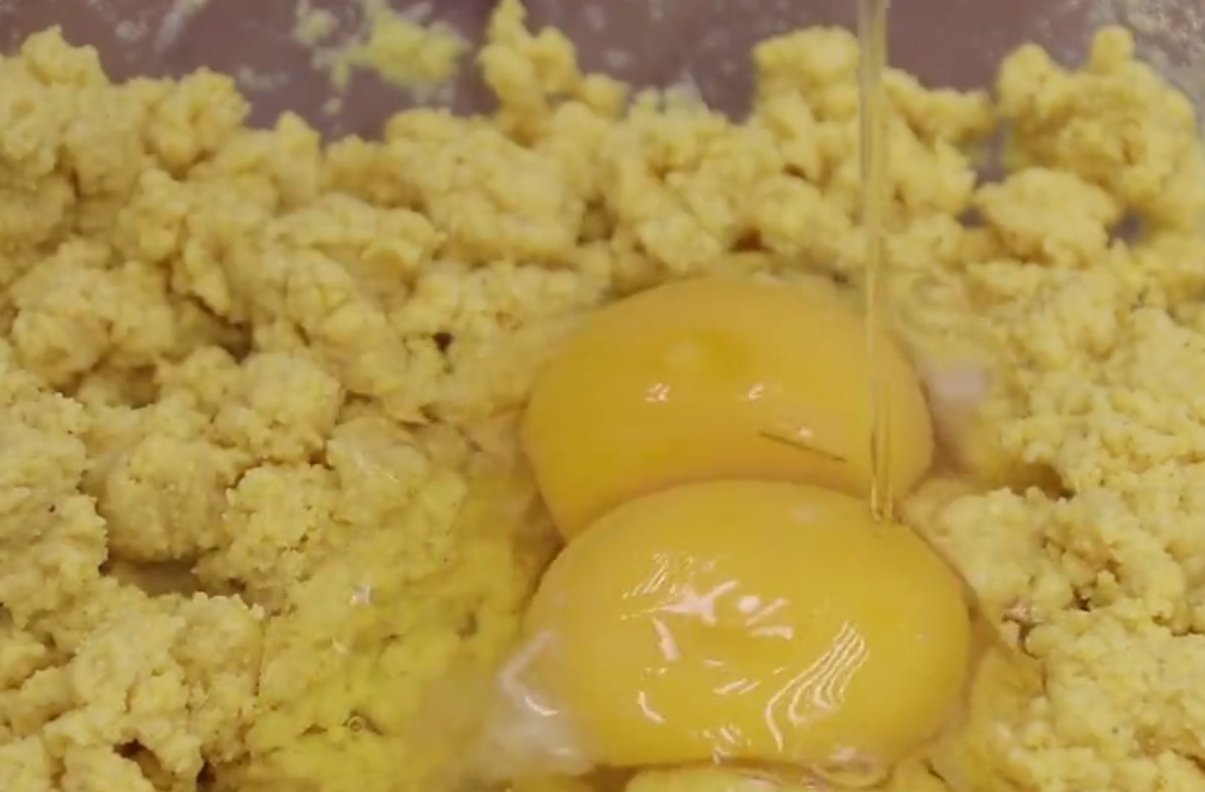 大手|玉米面最好吃的做法,开水一烫,大手一转,6分钟一锅,出锅就光