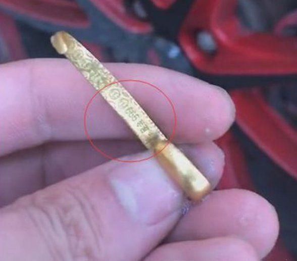  爆胎|女子开车途中突然爆胎，下车检查原因后，女子却乐开了花