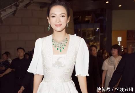  身着|影后章子怡，身着白裙戴着价值三千万的翡翠，也可以如此美丽！