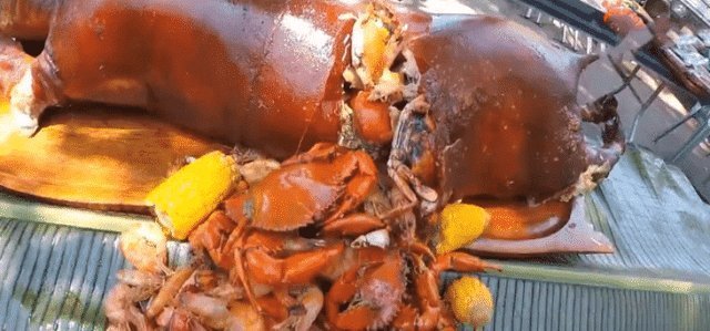 美食|去越南旅游吃“烤乳猪”,没忍住1200元买了一整只,切开后这是烤猪