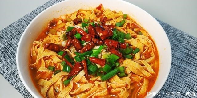 锅内加入|干豆腐不是只能凉拌吃,这样做更诱人,香辣入味,比吃肉过瘾