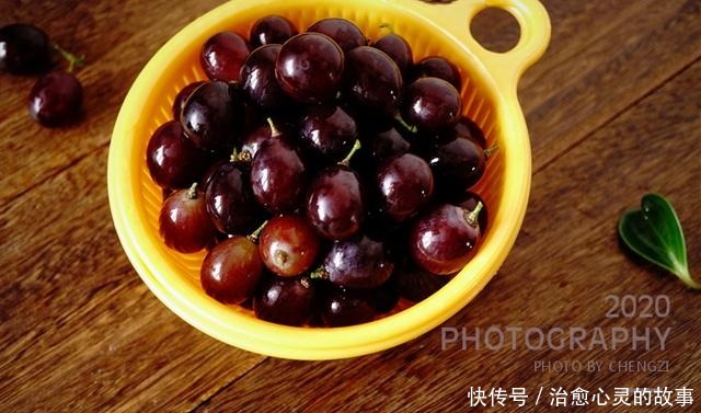 葡萄的时|洗葡萄不能只加清水,多加“这两样”,脏东西悄悄溜走,吃着放心