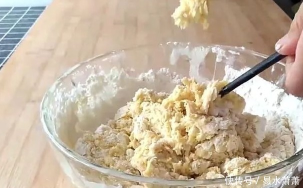 鸡蛋|鸡蛋饼如此做,不加一滴水,比面包做法简单,早餐天天吃也不腻!