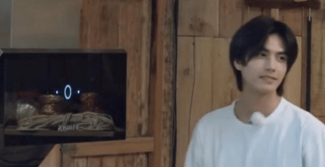 难怪|他是唯一一个把节目组逼到打字幕,黄磊开口叫“哥”的人,难怪没有再出现