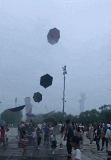 搞笑|GIF搞笑趣图: 大妈这舞还是别跳了, 后面的小哥已经生无可恋了