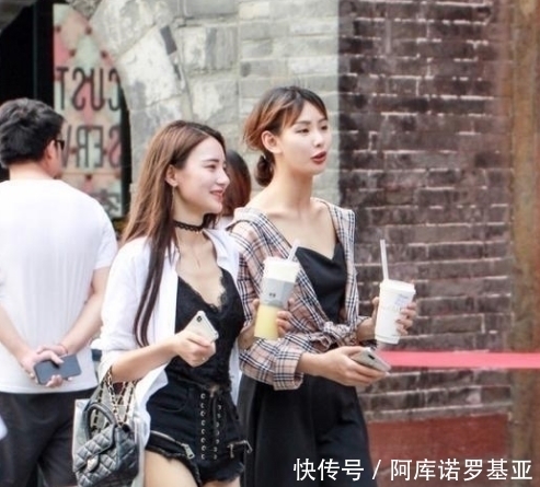 靓丽|迷人靓丽的美女街拍:简约不简单的美女,吸引无数目光