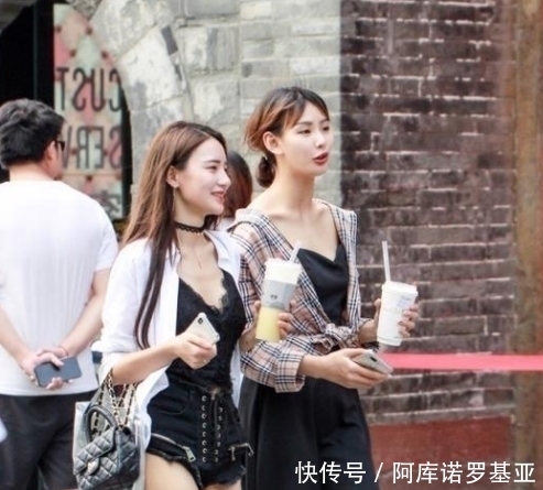  靓丽|迷人靓丽的美女街拍：简约不简单的美女，吸引无数目光