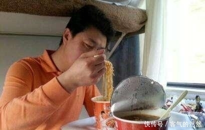 失宠|泡面在火车上已“失宠”,这一美食替代了它,既好吃还省事