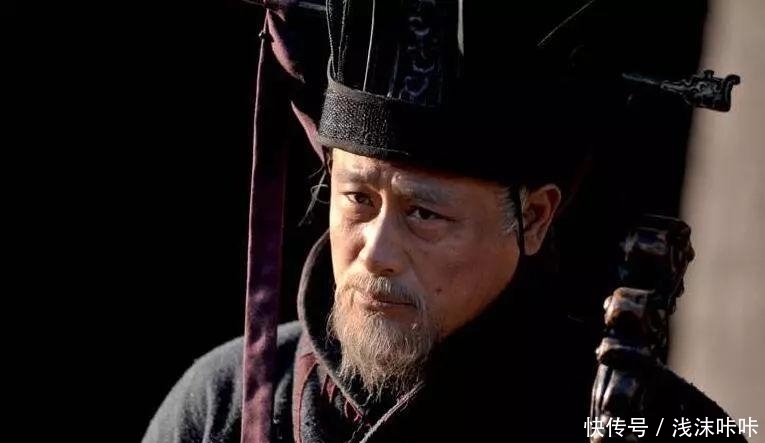 假装|看透一切而假装不知的三国谋士, 连曹操都夸他挑不出一点儿毛病
