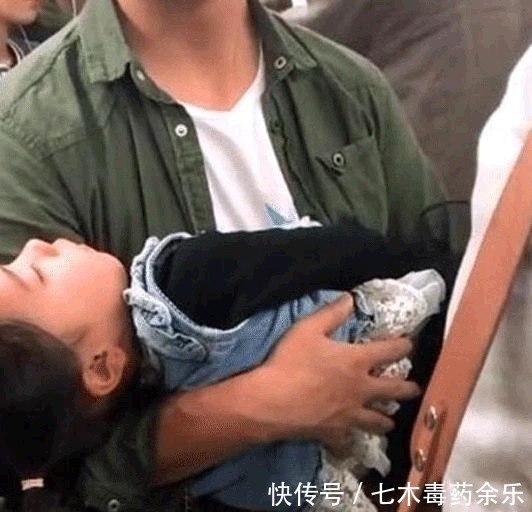 沉睡|爸爸抱沉睡女儿乘地铁，40分钟没人让座，爸爸的举动却让人泪目