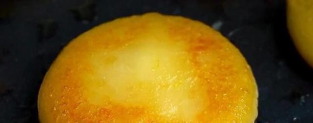 拉丝|1个土豆1碗糯米粉,简单一烙,软糯拉丝易消化,孩子一顿吃3个