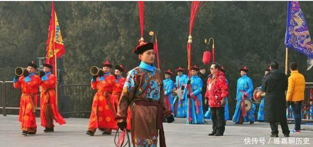 有一个人在宫殿外面甩那个鞭子是什么意思