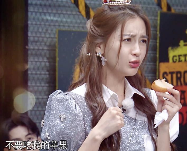 从始至终|32岁Baby当众撒娇,蔡徐坤从始至终盯着不放,反应过于真实