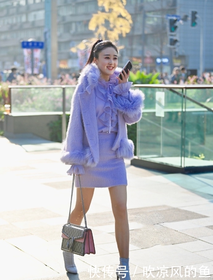 干净|白色T恤搭配牛仔裤,清爽干净也能凸显时尚感,提升优雅自信