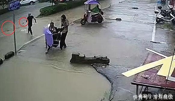  带车|马路深陷落成一大水塘骑行女子连人带车没入水中