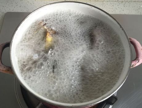 汤汁|炖鲫鱼汤时,用热水还是冷水做对了,鱼肉嫩滑,汤汁香浓发白