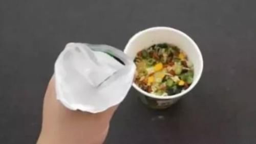 竟然|吃了10年泡面才发现,桶面上竟然有个机关,太实用了可惜很多人还不知道