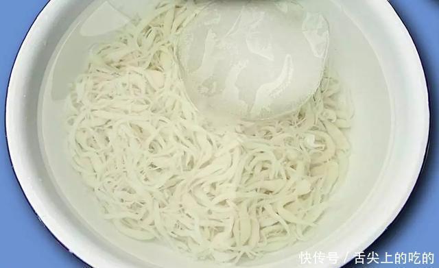 滚水|把面粉倒进滚水里煮,10分钟后,全家人都惊讶,我连吃了2碗