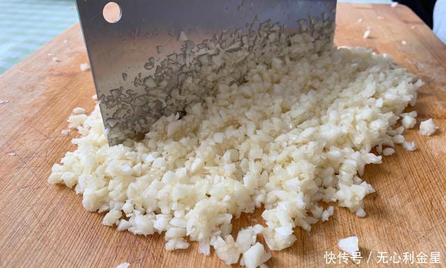 劣质的小米|68岁大叔靠摆地摊卖辣椒酱,养活一家5口,向他讨教配方分享出来