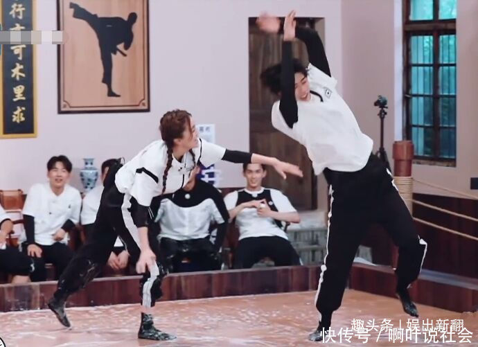 蔡徐坤|Baby不慎滑倒,看清蔡徐坤帮扶手放的位置,Baby真没白叫他弟弟