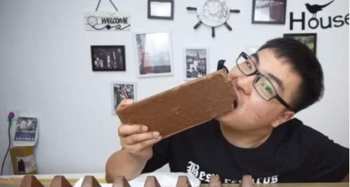 巧克力|网红挑战吃30斤的巧克力，最后却“翻车”了吃不了改成喝