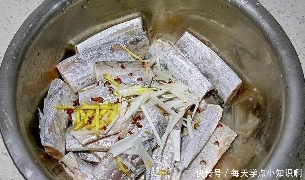 淀粉|煎带鱼时,别只会裹淀粉煎!裹一点它,带鱼肉嫩皮不破,更香酥