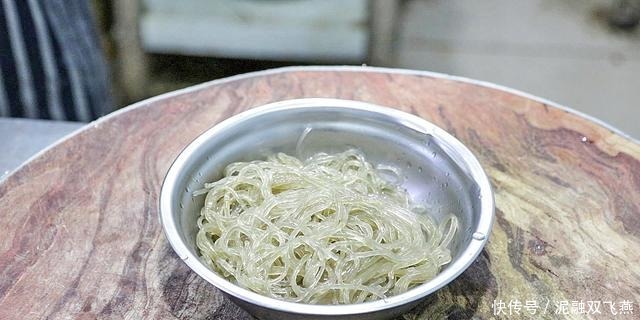 不粘锅|这才是地道的家常菜,大厨教你胡萝卜炒粉条技巧,粉条爽滑不粘锅