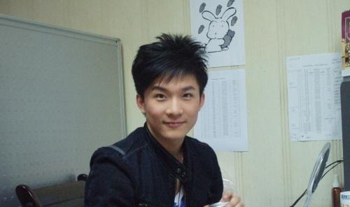 吸毒|唏嘘!曾是是央视最帅主持人的边策,却因吸毒坠楼身亡,年仅32岁