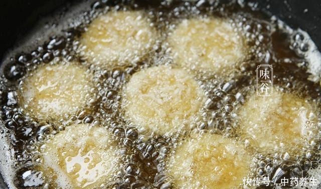 把土豆|自从学会土豆饼这做法,我家一周吃3次,外酥里软,真好吃