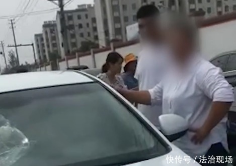 男人|老打电话给我男人！一女子闹市内拎砖砸车怒骂，车内女子一言不发