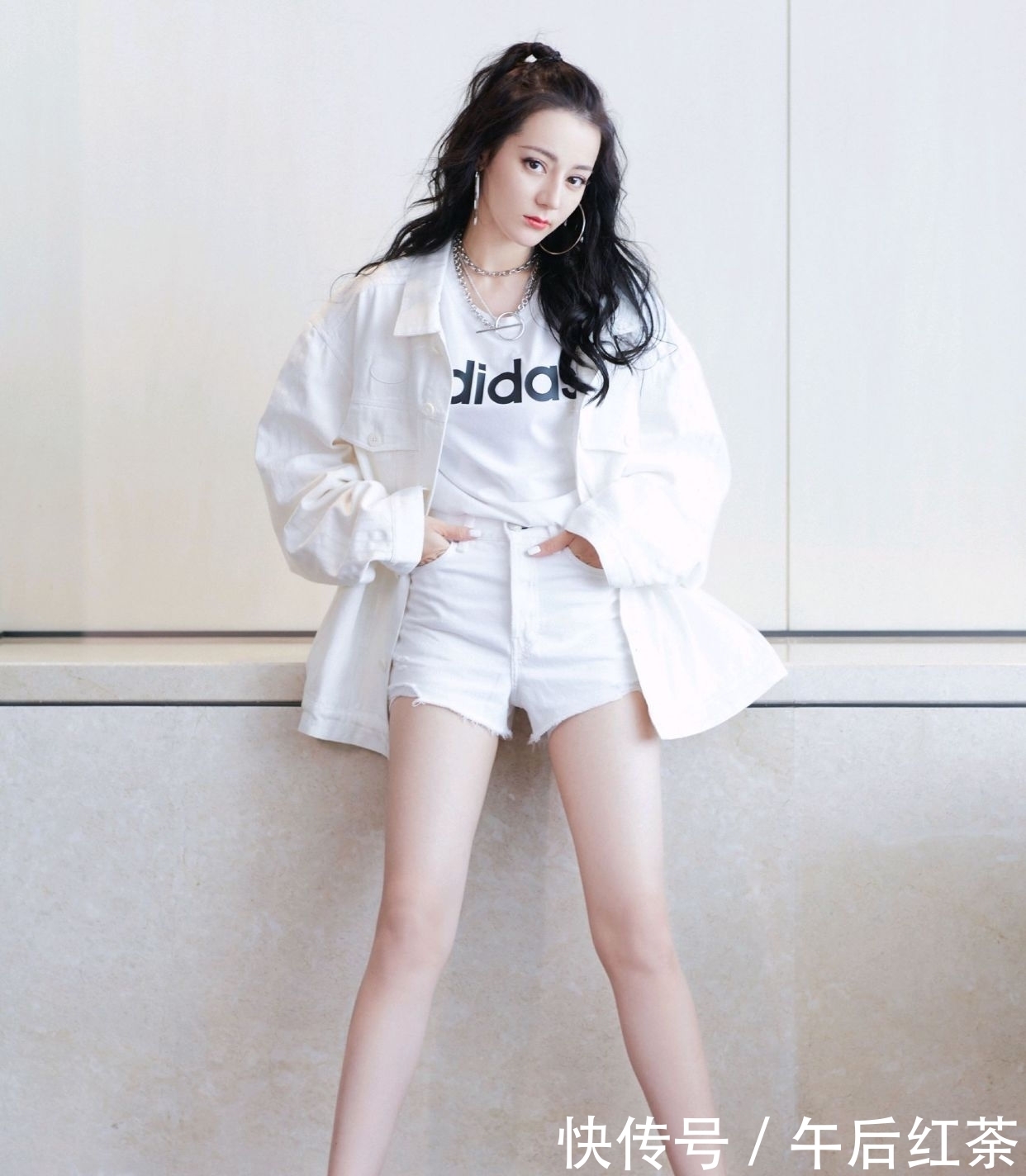 迪丽|迪丽热巴人美又会穿，白色工装配白色热裤，轻松秀出“漫画腿”