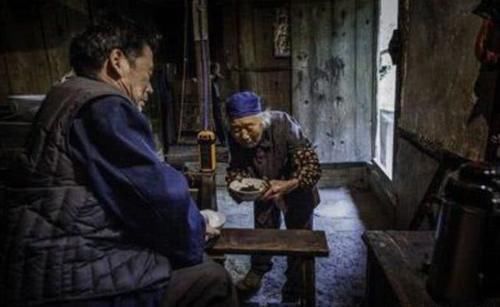 带走|12岁，母亲改嫁带走弟弟妹妹，58岁，他把瘫痪的母亲埋进墓坑