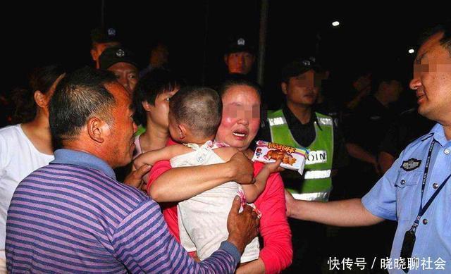 宝妈|人贩子当众抢娃，诬陷宝妈才是人贩子，宝妈的做法值得学习