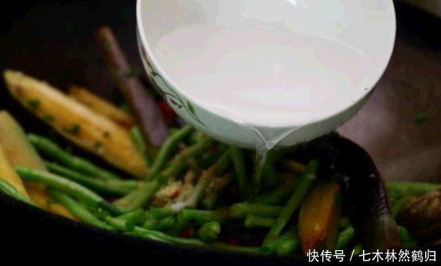  烧茄子|老家常见下饭菜，长豆角烧茄子，软烂鲜香，又得多吃两碗饭