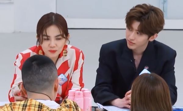  Lisa|面对Lisa近距离的卖萌，蔡徐坤下意识反应引热议，难怪21岁还单身