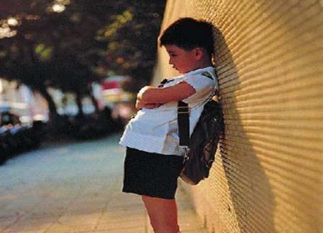 司机|公交上6岁男童逼一孕妇让座,司机听到男孩的理由后停车你下车