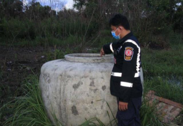  发现|男孩发现森林中的大坛子爬满苍蝇，走近一看叔叔躺在里面已经死亡