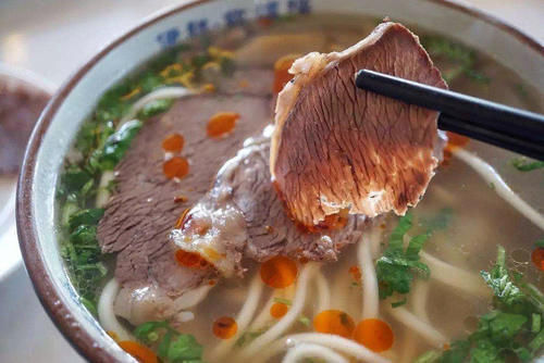 牛肉|米其林厨师炫耀刀工,面包切88片,中国拉面师傅默默地拿起了牛肉