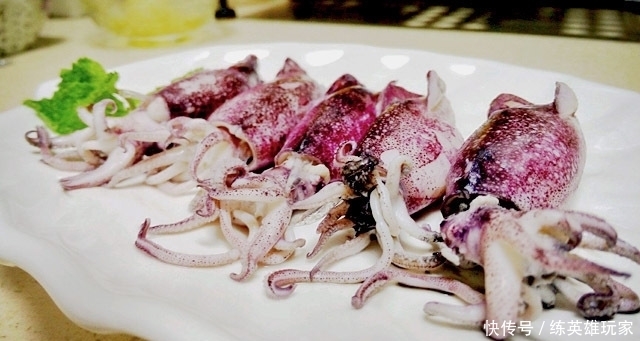  麻烦|鱿鱼去皮麻烦？老渔民口述小技巧，30秒去皮不用焯，又鲜又嫩