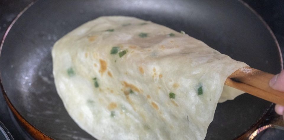 家常|家常烙饼最简单的做法,不用揉面不用油酥,柔软又多层,凉了不硬