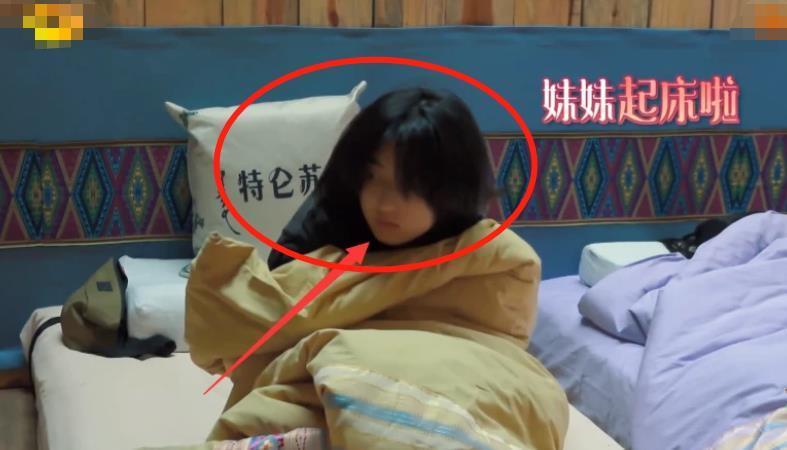 张子枫|《向往4》做饭曝造假后,张子枫起床照也露馅网友装不出来