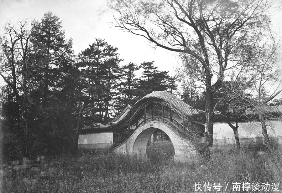 断壁残垣|晚清老照片:被英法联军焚毁之后的圆明园,断壁残垣荒草丛生