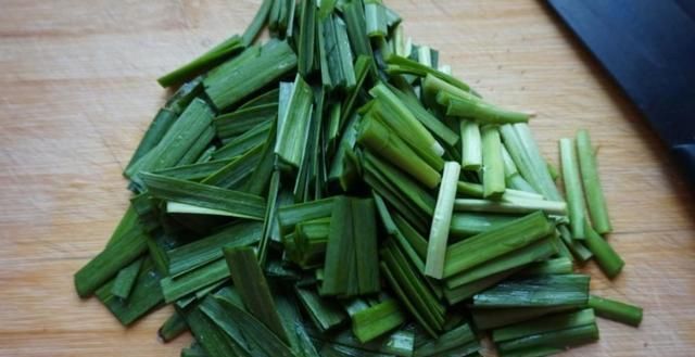  正确|洗韭菜时，切记不要只用清水洗，只会越洗越脏，这才是正确的洗法