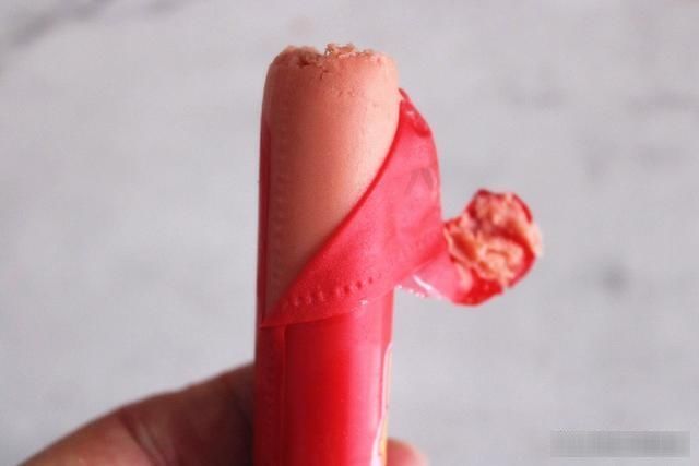 接下来我们|吃了这么久火腿肠,才知道按一下这地方,外皮一碰就开了,真简单