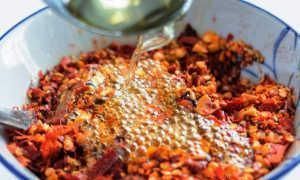  简单|油泼辣子想要做的好吃，简单油泼一下可不行，大厨教你家常做法