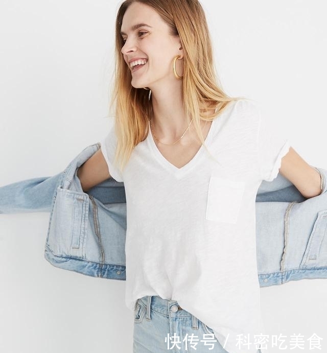 谈话|梅根与知名评论员后院谈话,脚放凳子上显真性情,全程无王室架子