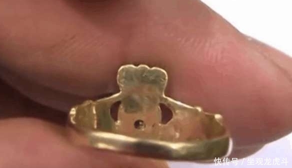 花生|男子给花生除草挖到一个箱子,打开后得到的东西把他给乐坏了