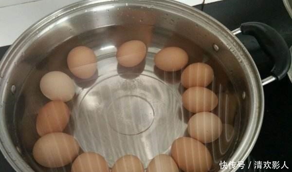 不新鲜|“煮鸡蛋”别只会下锅煮!大厨多加“这一步”,鸡蛋鲜嫩易剥壳