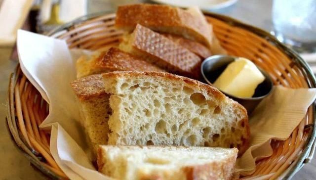 西餐|去吃西餐时,为什么服务员会先给一份面包服务员放心,没有坑