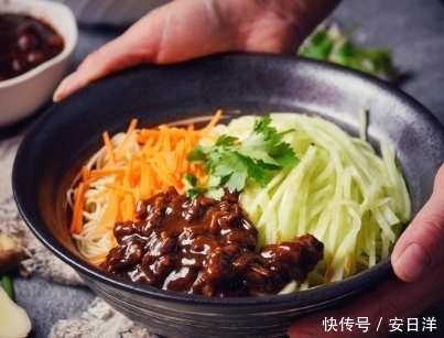 清洗干净|做炸酱面,不能直接炒酱,大厨手把手教你做,味道正宗,香气扑鼻